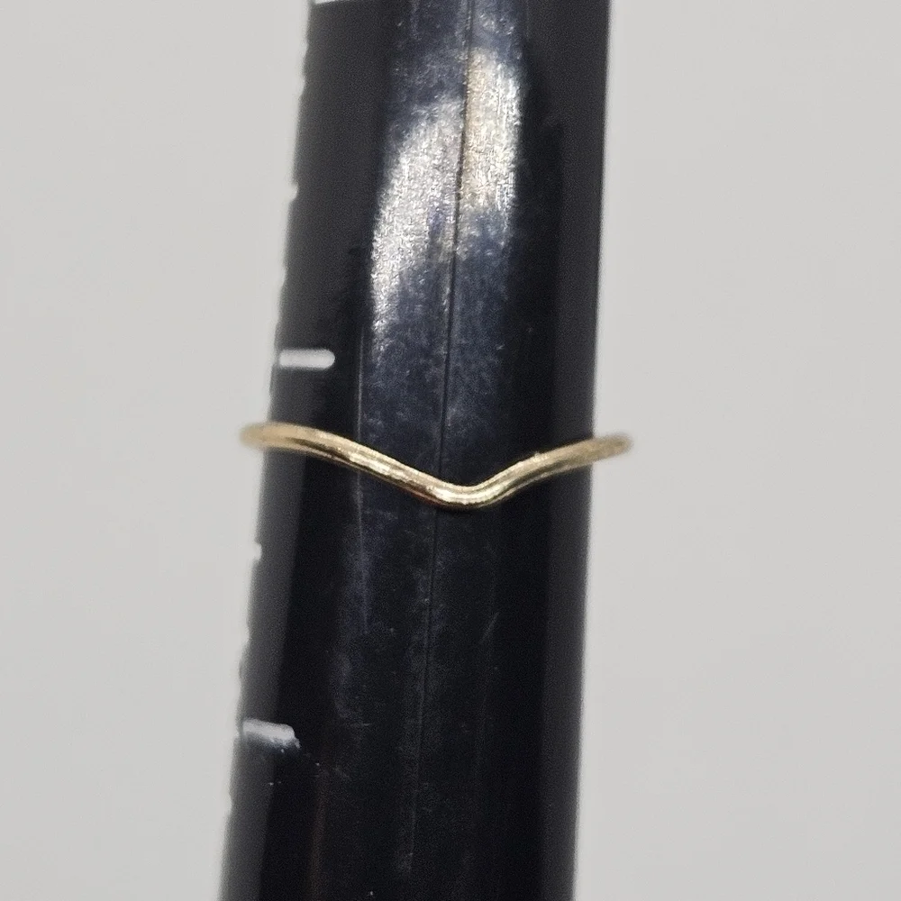 thin gold tone ring with chevron point size 3.25 - Picture 4 of 4